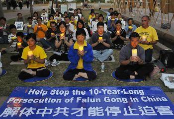 Falun Gong-utövare i San Diego, Calif, håller ljusvaka till minnet av de Falun Gong-utövare som mist sitt liv i den våldsamma förföljelsen av Falun Gong i Kina som har pågått i tio år, den 20 juli 2009. (Foto: Epoch Times)