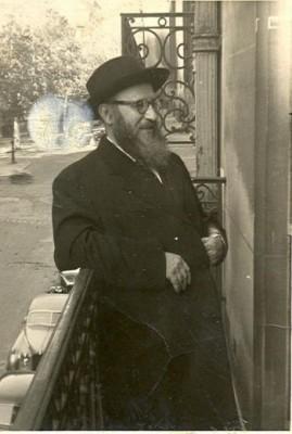 Ett gammalt foto på rabbi Zalman Chneerson (stavas ibland Schneerson på andra språk), som hjälpte andra judar under förintelsen. (Med tillåtelse från OSE (Oeuvre de secours aux enfants) samling I Paris)