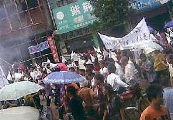 Nästan tusen personer demonstrerade mot miljögifter som tros ha förgiftat folk i Hunanprovinsen. (Foto från internet) 