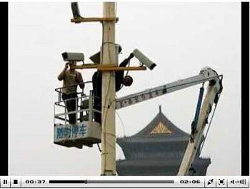 Övervakningskameror syns på många platser runt om i Kina. (NTDTV News)