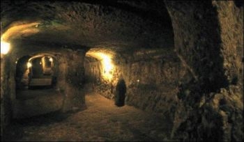 En omfattande labyrint av rum och gångar som en gång beboddes av tusentals människor återfinns ett trettiotal meter under den turkiska staden Capadocia. Foto: Haluk Ozozlu