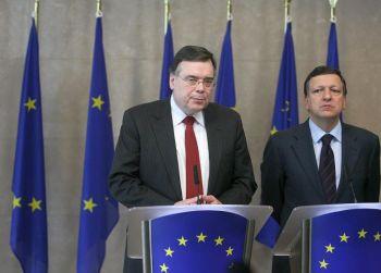 Europakommissionens ordförande José Manuel Barroso (till höger) och Islands statsminister Geir Haarde håller en presskonferens den 27 februari 2008, efter ett bilateralt möte på EU: s huvudkontor i Bryssel.
