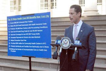 Republikanen Anthony Weiner förklarade hur de tio främsta fördelarna med den nya hälsopropositionen som antogs i representanthuset ska gynna New Yorkborna. (Catherine Yang/The Epoch Times)