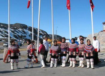 Traditionellt klädda inuiter på Grönland. (Foto: Slim Allagui / AFP / Getty Images)