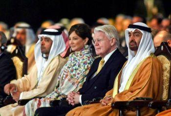 Kronprins Sheikh Mohammed bin Zayed al-Nahayan av Abu Dhabi (till höger) vid World Future Energy Summit i Abu Dhabi den 18 januari. Prinsen finansierar projektet Ewaa härbärge för kvinnor och barn i Dubai. Dubai är en stad med 10 000 prostituerade. År 2009 hamnade Förenade Arabemiraten i kategori 2 av 3 i ”Trafficking in Persons report” (rapport om människohandel) som utrikesdepartementet i USA tagit fram. (Karim Sahib/AFP/Getty Image)