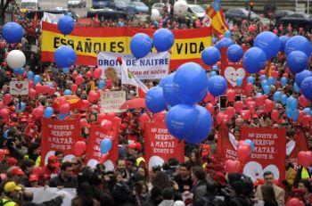 Människor demonstrerar mot en ny abortlag, den 7 mars i Madrid. Spaniens överhus i parlamentet antog lagen om fri abort fram till den 14:e graviditetsveckan. Den huvudsakligen katolska nationen motsätter sig lagen. (Foto: Pedro Armestre / AFP / Getty Images)