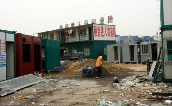 På skylten står det: "fraktcontainerbostäder säljes och uthyres". (Foto: Epoch Times arkiv)