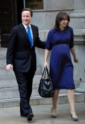 David Cameron lämnar det konservativa partiets högkvarter tillsammans med sin gravida hustru Samantha, på väg till ett besök hos drottningen i Buckingham Palace. (Foto: Edward Stephen / Epoch Times)