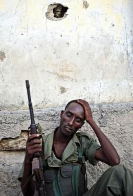 En regeringssoldat tar en paus efter eldstrider med hårdföra islamistiska soldater i Mogadishu, Somalia, i fjol. Det årliga Misslyckade staters index (Failed States Index) meddelade på måndagen att Somalia toppar listan för tredje året i rad. (Foto: Mohamed Dahir / AFP / Getty Images)