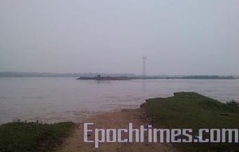 Changkai-fördämningen på floden Fu i Jiangxiprovinsen i sydöstra Kina brast vid 18.30-tiden i måndags. (Foto: Epoch Times)
