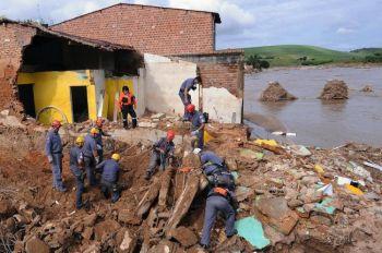 Räddningsmanskapet söker efter offer efter de skador som orsakats av att floden Mandau svämmat över i Branquinha i delstaten Alagoas, Brasilien, den 25 juni. Mer regn under helgen hotar ge fler översvämningar i det svårt drabbade Brasilien. (Foto: Evaristo Sa / Getty Images)
