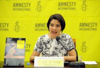 Amnesty-forskaren Norma Kang Muico talar vid en presskonferens om Nordkoreas sjukvård i Seoul den 15 juli. Nordkoreas sjukvårdssystem befinner sig i ett mycket desperat tillstånd, säger Amnesty. (Foto: Jung Yeon-Je/Getty Images)