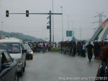 Lokalinvånare och släktingar till de som greps den 16 juli samlades på riksväg nummer 312 i Gaoxindistriket för att protestera. (Foto från internet)
