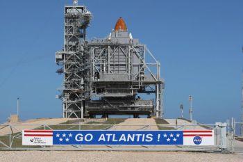 En banderoll till stöd för rymdfärjan Atlantis den 5 februari 2008 vid Kennedy Space Center i Cape Canaveral, Florida. Atlantis tog Europeiska rymdorganisationens (ESA:s) Columbus-laboratorium till den Internationella rymdstationen (ISS). (Foto: Stan Honda/AFP/Getty Images)