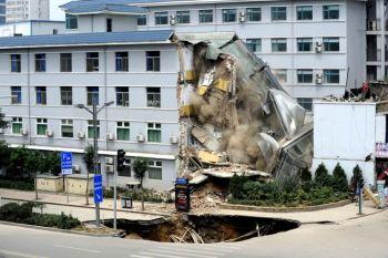 Ett slukhål uppträdde nära Taiyuans folksjukhus den 12 augusti, vilket ledde till att halva sjukhuset rasade samman. (foto från källa i Kina)