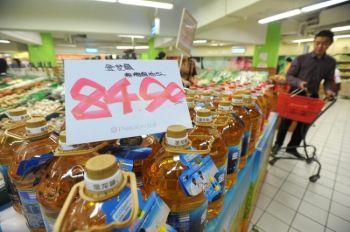 Priset på matolja i ett snabbköp i Chongqing har stigit till över 80 yuan per flaska från den 20 oktober.  (Foto: The Epoch Times)