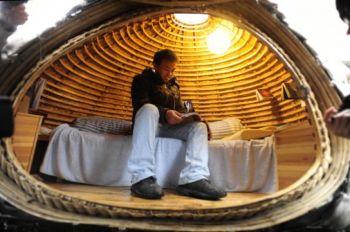 24-årige Dai Haifei från Hunanprovinsen vilar i sitt äggformade mobila hus. (Foto: Getty Images)
