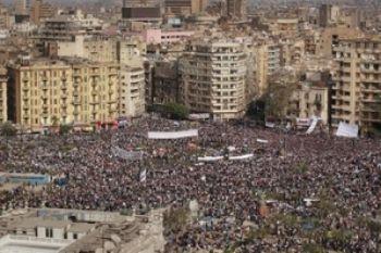 Tahrirtorget är fullpackat med människor som demonstrerar för att Mubarak omedelbart ska lämna sin post. (Foto: Peter Macdiarmid/Getty Images)
