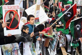Folk som protesterar mot Libyens regimledare Moammar Ghadafi samlas i Hyde Park i London den 17 februari. (Foto: Dan Kitwood / Getty Images)
