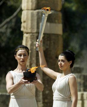 Prästinnan bär den Olympiska elden i Olympias antika stadium i Grekland. Elden, symboliserar den Olympiska andan, som vid Atenspelen 2004. (Foto: Aris Messinis/Getty Images)