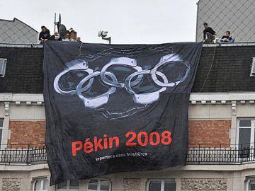 Reportar utan gränser sätter upp en banderoll för bojkott av OS i Peking 2008. Källor bekräftar att ytterligare en människorättsadvokat från Heilongjiangprovinsen har arresterats. (Foto: Dominique Faget/AFP/Getty Images)