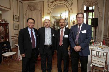 Vid Indonesiens konsulat: Lucky Fathul, chef för Bank of Indonesia; Warren Hochbaum; Wiwit Wirsatyo, konsul i New York och Wayne Forester, Indonesiens chef för USA:s handelskammare. (Foto tillhandahållet av Indonesiens konsulat)
