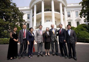 President Bush på tisdagen under sitt möte med de kinesiska dissidenterna (från vänster till höger)  Ciping Huang, Wei Jingsheng, Sasha Gong, Alim Seytoff, översättare; Rebiya Kadeer, Harry Wu och Bob Fu. (Foto: Eric Draper/Vita Huset)