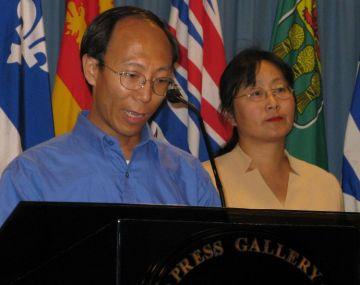 Falun Gong-utövaren He Lizhi talar vid en presskonferens i Kanada den första augusti 2008. He satt olagligt fängslad i Kina i tre och ett halvt år. Till höger i bild står Lucy Zhou, talesperson för Falun Dafa-föreningen i Kanada. (Foto: Donna He/Epoch Times)
