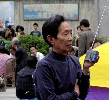 En kinesisk man lyssnar på radionyheter. (Foto: AFP/Getty Images)