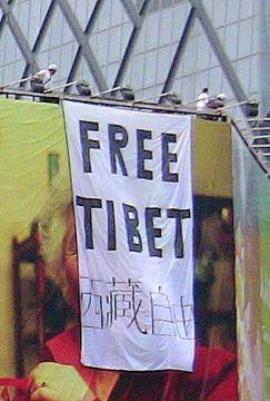 Medlemmar från föreningen "Studenter för ett fritt Tibet" hängde en banderoll över OS-anslagstavlan i Peking. (Privat foto)
