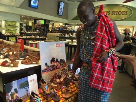 Massajernas stamhövding "William" Kikanae Ole Pere på Harrys skor i New York den 25 april 2015 där han presenterade massajprojektets skor, ett samarbete mellan Pikolinos i Spanien och massajkvinnor i Kenya och Tanzania. (Foto: Christine Lin/ Epoch Times)
