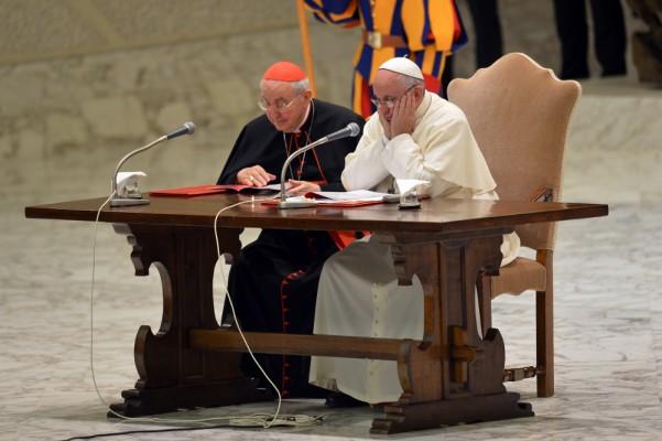 Påven Francis (höger) och italienske kardinalen Agostino Vallini deltar i konferensen för Roms stift den 16 juni 2014 i Paulus VI:s audienshall i Vatikanen. (Foto: Alberto Pizzoli/AFP/Getty Images)
