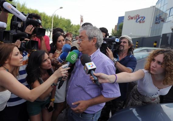 En administratör på spanska Swiftair som inte ville säga sitt namn talade med pressen, om det saknade planet, utanför flygbolagets huvudkontor i Madrid, den 24 juli 2014. (Foto: Denis Doyle /Getty Images)
