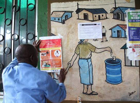 Ebola-information spikas fast på väggen till en vårdcentral den 31 juli 2014 i Monrovia. Liberia meddelade dagen innan att alla skolor skulle stängas och alla med mindre viktiga arbeten i statlig tjänst skulle permitteras i 30 dagar i ett försök att stoppa  den dödliga ebolaepidemien som härjar i Västafrika. (Foto: Stringer / AFP/Getty Images)