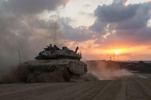 En israelisk stridsvagn rullar bort från Gazaremsan till en plats nära Israels gräns den 3 augusti 2014. (Foto: Jack Guez / AFP / Getty Images) 