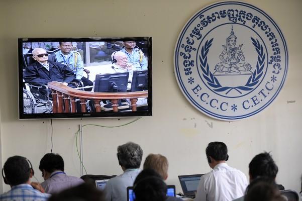 Kambodjanska och internationella journalister titta på en direktsändning från den FN-stödda tribunalen i Kambodja den 7 augusti. De tidigare Röda khmerledarna "Broder nummer två" Nuon Chea (v) och den tidigare Röda khmerstatschefen Khieu Samphan (h) syns i rättssalen under rättegången i Phnom Penh. De var anklagade för brott mot mänskligheten. (Foto: Tang Chhin Sothy / AFP/ Getty Images)
