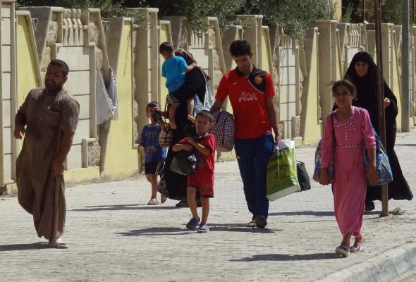 Irakier på flykt den 7 augusti 2014. Undan den pågående konflikten tog de sig till det kurdiskt kontrollerade området i norr, staden Kirkuk. Den islamiska staten (IS) tvingade tusentals civila att fly när de attackerade flera städer och byar öster av dess huvudsakliga centrum Mosul, landets näst största stad. (Foto: Marwan Ibrahim / AFP / Getty Images)