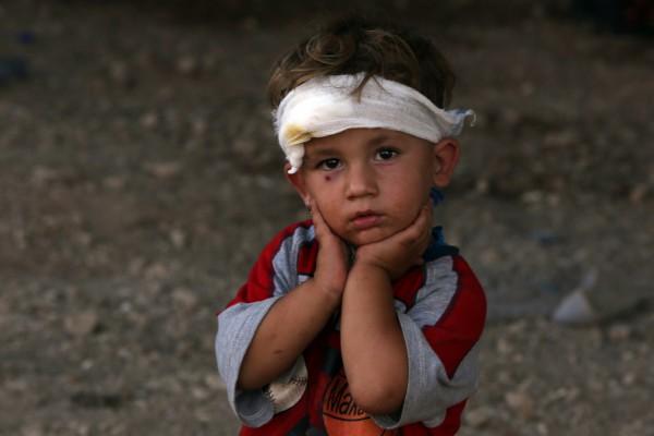 Ett irakiskt yazidibarn vars familj flydde för en vecka sedan när Islamiska Staten, IS, attackerade staden Sinjar, 10 augusti. Pojken finns nu i ett läger i stade Dohuk i Kurdistanregionen. (Foto: Ahmad Al-Rubaye /AFP/ Getty Images)