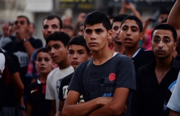 Palestinier samlades i staden Gaza när en såpfabrik gå upp i rök. Den hade träffats av israeliskt flyg den 10 augusti. Hittills har fler än 2000 människor dött uppger AFP. (Foto: Roberto Schmidt /AFP /Getty Images)