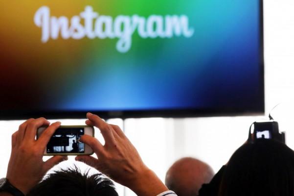 Folk tar bilder på en presskonferens för introduktionen av Instagram Direct den 12 december 2013 i New York. Den 10 juli förbjöds Instagram och en hel rad andra stora västerländska program och tjänster för socialt nätverkande i Kina i ett försök att stärka censuren. (Spencer Platt/Getty Images)