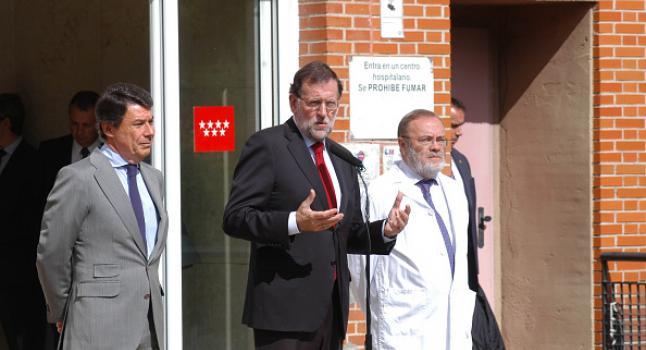 Spaniens president Mariano Rajoy talar med pressen på ett sjukhus den 10 oktober 2014 (Foto: Senhan Bolelli/Anadolu Agency/Getty Images)