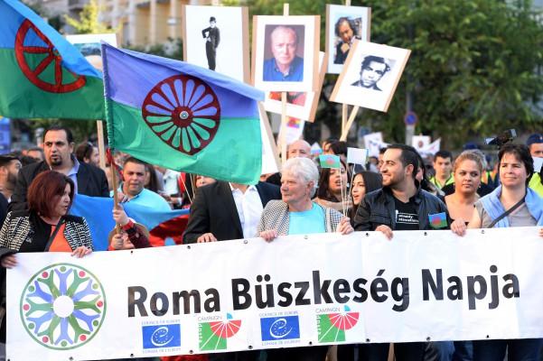 Lokala romer och deras sympatisörer marscherar i Budapest den 19 oktober med banderoller med texten "Roma Pride Day" för att demonstrera mot rasism och diskriminering av romer i Europa. (Foto: Attila Kisbenedek / AFP / Getty Images)