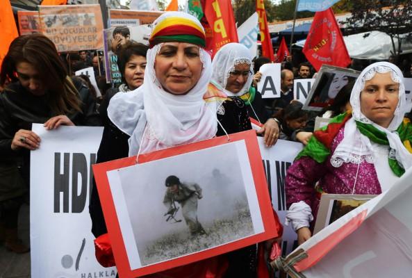 Turkiska kurder och andra demonstrerar till stöd för bland annat peshmergkrigarna som åkt för att försvara staden Kobane i Syrien. Det ägde rum i Ankara 1 november.  (Foto: Adem Altan /AFP /Getty Images)
