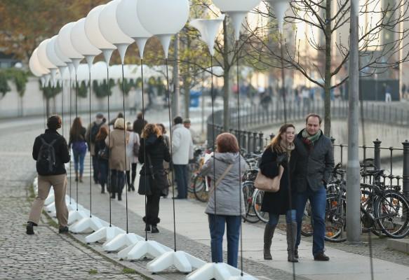 Folk passerar de illuminerade ballongerna som ingår i en ljusinstallation till 25-årsdagen av Berlinmurens fall. (Foto: Sean Gallup / Getty Images)