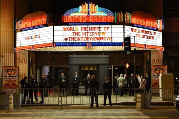 Säkerhetsvakter syns utanför The Theatre på Ace Hotel innan premiären av filmen "The Interview" i Los Angeles, Kalifornien den 11 december. Sony-hackare hotade filmpremiären i New York av filmen, med terrorism. (Foto: AFP/Getty Images)