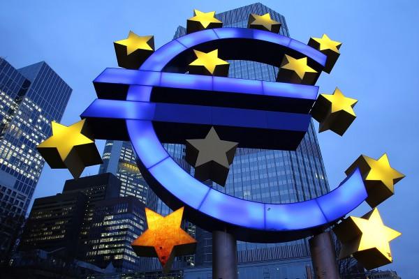 Symbolen för euron, syns upplyst den 21 januari 2015 i Frankfurt, Tyskland. Euron föll kraftigt mot den amerikanska dollarn i slutet av december. (Foto: Hannelore Foerster / Getty Images)