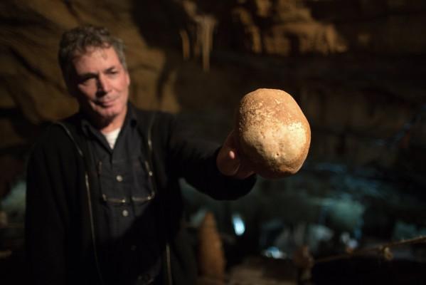 Israelisk professor Hershkowitz visar en del av den 55 000 år gamla skallen som hittades i Manot-grottan i västra Galiléen, Israel, nära bosättningen i Manot, den 28 januari, 2015. (Foto: Menahem Kahana / AFP / Getty Images)
