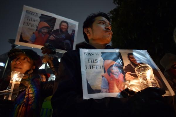 Demonstranter krävde den 30 januari att den japanske gisslan Kenji Goto skulle friges. Han blev kidnappad av Islamiska Staten 20 oktober 2014. Goto var reporter och humanist. Även om japanerna stödjer sin premiärminister kan det nu ändras då Goto avrättats, uppger AFP. (Foto: Yoshikazu Tsuno /AFP /Getty Images)