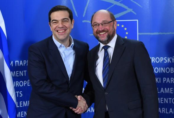 Europaparlamentets talman Martin Schulz (höger) välkomnar Greklands premiärminister Alexis Tsipras den 4 februari i Europaparlamentet i Bryssel. (Foto: Emmanuel Dunand/AFP/Getty Images)
