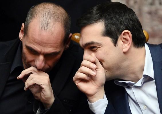 Greklands premiärminister Alexis Tsipras (höger) pratar med sin finansminister Yianis Varoufakis vid det grekiska parlamentet i Aten den 18 februari 2015. Grekland sade att de är "optimistiska" över att kunna lösa stödpaketskrisen genom att uppfylla kraven från både väljarna och borgenärerna med sitt förslag om en låneförlängning, trots skepsis från EU. (Foto: Louisa Gouliamaki /AFP /Getty Images)
